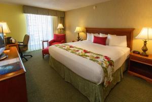 Postel nebo postele na pokoji v ubytování Ramada Plaza by Wyndham Waikiki