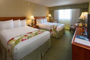 Postel nebo postele na pokoji v ubytování Ramada Plaza by Wyndham Waikiki