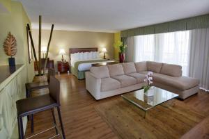 Posezení v ubytování Ramada Plaza by Wyndham Waikiki