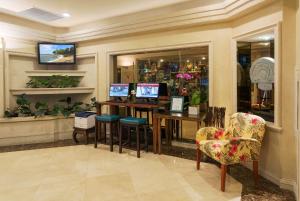 TV a/nebo společenská místnost v ubytování Ramada Plaza by Wyndham Waikiki