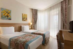 Postel nebo postele na pokoji v ubytování Ramada Resort By Wyndham Lara