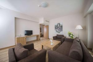 TV a/nebo společenská místnost v ubytování Ramada Resort By Wyndham Lara