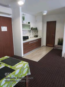 Kuchyňa alebo kuchynka v ubytovaní Plage apartman