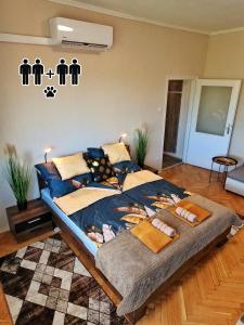 1 dormitorio con 1 cama grande en una habitación en DEX Apartman en Salgótarján