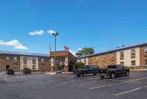 エリザベスタウンにあるSureStay Plus Hotel by Best Western Elizabethtown Hersheyの大きな建物前の駐車場