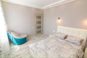 Un dormitorio con una cama grande en una habitación. en apartmen, en Sumy