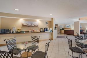 um átrio com uma mesa e cadeiras e uma cozinha em SureStay Plus Hotel by Best Western Elizabethtown Hershey em Elizabethtown