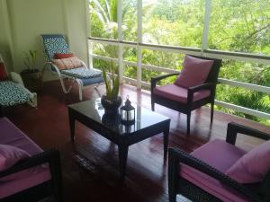 Ruang duduk di Royal Escape - 2