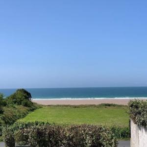 - une vue sur la plage et l'océan en arrière-plan dans l'établissement SCIOTOT-BORD DE MER - LA GRANGE, aux Pieux