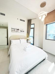 Postel nebo postele na pokoji v ubytování Marina Wharf II Dubai Marina - AL Maraseem