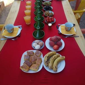 Makanan di atau berdekatan rumah tamu ini