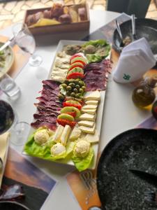 um prato de alimentos com diferentes tipos de alimentos sobre uma mesa em Hotel RR em Herceg Novi
