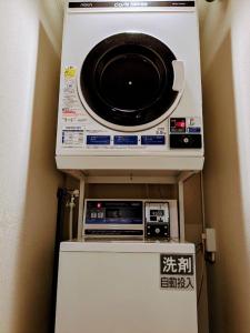 un horno microondas sobre una nevera en Urayasu Beaufort Hotel, en Urayasu
