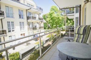 Balkón nebo terasa v ubytování strandnahe Ferienwohnung mit 2 Balkonen - Haus am Kurpark FeWo 12