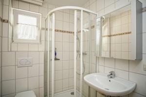 Koupelna v ubytování strandnahe Ferienwohnung mit 2 Balkonen - Haus am Kurpark FeWo 12