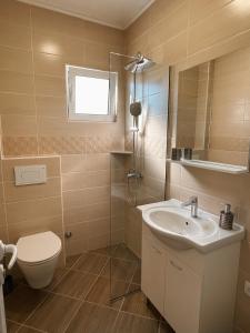 łazienka z toaletą i umywalką w obiekcie Apartmani Živanović Ulcinj w Ulcinju