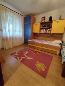sypialnia z łóżkiem i dywanem na podłodze w obiekcie Nature Escape Montenegro w Kotorze