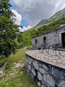 kamienny budynek ze stołem i krzesłami na patio w obiekcie Nature Escape Montenegro w Kotorze