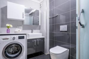 łazienka z pralką, toaletą i umywalką w obiekcie Flat 10 min to Vadistanbul Mall and Ataturk Forest w Stambule
