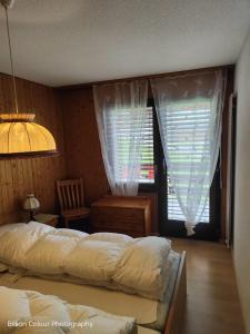 グレヘンにあるHaus Azurit Wohnung Nr.25のベッドルーム1室(ベッド2台、窓付)