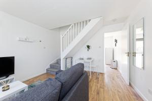 uma sala de estar com um sofá e uma televisão em Comfortable Home in Kent, Sleeps 6 - Parking Available em Kent