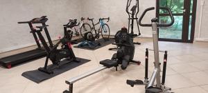 un gimnasio con varias bicicletas estáticas en una habitación en Gîte Zen, en Carnoules