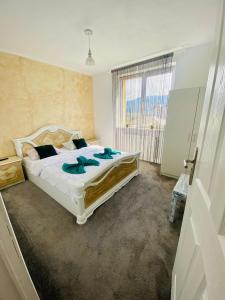 Ένα ή περισσότερα κρεβάτια σε δωμάτιο στο Apartament Tiron în centru orasului