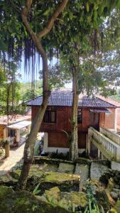 Bangunan di mana terletaknya rumah tamu ini