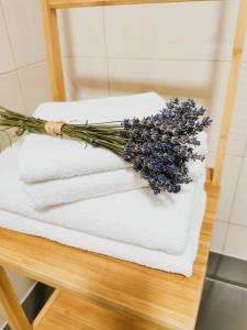 - un bouquet de serviettes sur une table avec un bouquet de fleurs dans l'établissement Apartment Jurčević, à Trogir