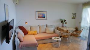 sala de estar con sofá y mesa en Апартаменти Сънбрийз - Sunbreeze Apartments, en Byala
