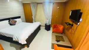 מיטה או מיטות בחדר ב-Shagufta Hotel & Restaurant Murree