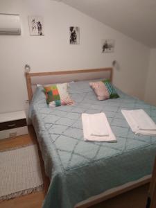 una camera da letto con un letto e due asciugamani di Apartment Matulji a Matulji (Mattuglie)