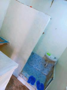 Baño sin terminar con aseo y lavabo en Talanta Ajira Cottages en Kisumu