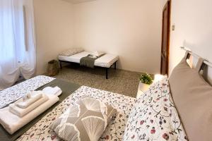 una piccola stanza con due letti e una piccola stanza con un letto di Casa storica con terrazzo a Castellina Marittima