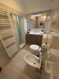y baño con aseo, lavabo y ducha. en Home Lovers Apartment, en Venecia