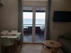 uma sala de estar com vista para o oceano em Corfu Glyfada Menigos Resort Home 72 em Glyfáda