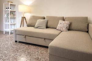 un divano con due cuscini in soggiorno di Casa storica con terrazzo a Castellina Marittima