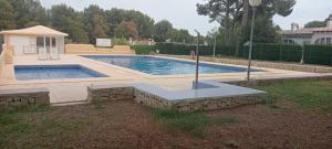 una gran piscina en un patio con en Casa Marina, en Moraira