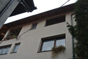 ein Gebäude mit Fenstern und Blumen darauf in der Unterkunft Heart of Sarajevo - Bakarevica luxury apartman in Sarajevo