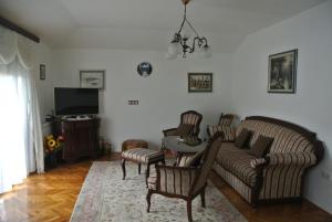 ein Wohnzimmer mit einem Sofa, Stühlen und einem Tisch in der Unterkunft Heart of Sarajevo - Bakarevica luxury apartman in Sarajevo