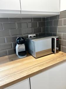 eine Küchentheke mit einer Mikrowelle und einem Toaster in der Unterkunft Groups and Contractors - Newly Renovated 4-bed in Derby