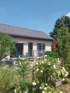 una casa con un jardín delante de ella en Home Relax Perche : gîte avec prestations bien-être en Montigny-le-Chartif