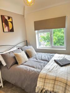 a bedroom with a large bed with a window at Groups and Contractors - Newly Renovated 4-bed in Derby