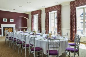 ダラムにあるDelta Hotels by Marriott Durham Royal Countyの窓のある部屋(紫色の椅子と長テーブル付)