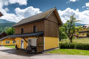 a large wooden barn with a garage at Ferienappartement Kammhuberhof in Pruggern