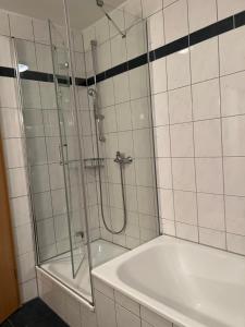 La salle de bains est pourvue d'une douche, d'une baignoire et d'un lavabo. dans l'établissement Am Mühlenkamp daheim 7, 8, 14, à Heringsdorf