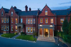 una gran casa de ladrillo rojo con entrada en Delta Hotels by Marriott Preston, en Preston