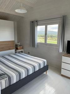 una camera da letto con un letto grande e una finestra di S' Ispantu a Olbia