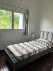 un letto in una camera da letto con finestra di S' Ispantu a Olbia