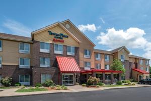 un hotel con techo rojo en TownePlace Suites by Marriott Vincennes, en Vincennes
